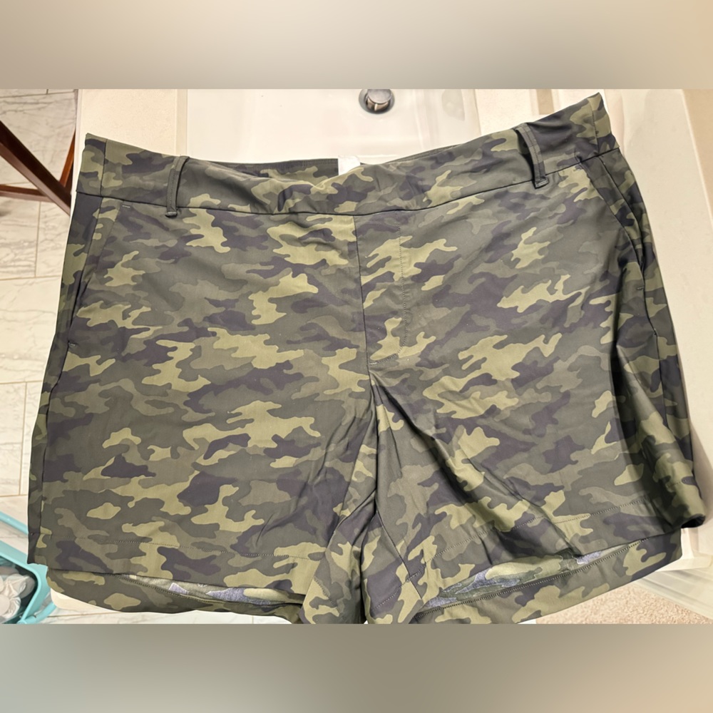 Spanx 6 inch inseam Camo shorts‎ -size XXL